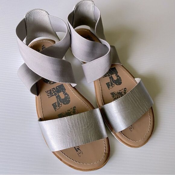 SOREL Ella Metallic silver gray Leather flats sandals size 7.5 Never Worn! - Picture 2 of 10